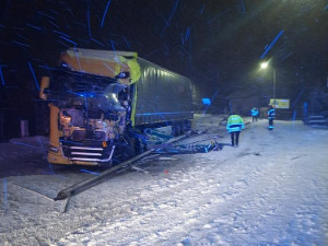FOTO: Nový sníh komplikuje dopravu, u Stonařova se srazily dva kamiony. Jeďte jinudy, radí policie
