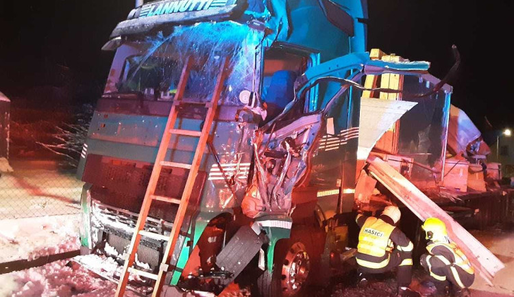 Aktuálně ze Stonařova. Po nehodě kamionů by měl být provoz obnovený kolem 14. hodiny. odhaduje policie