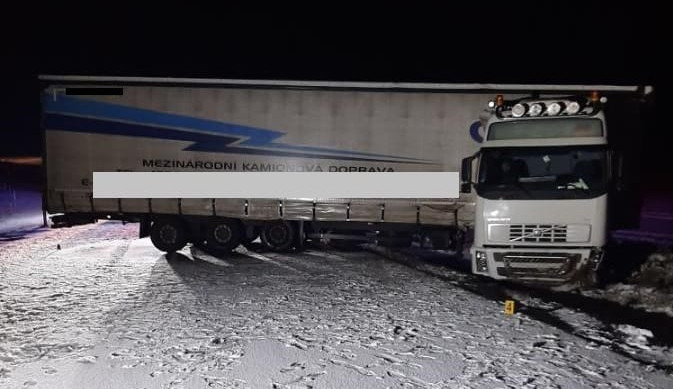 Na Pelhřimovsku boural kamion, jeho řidič se zranil. Dopravu v místě řídili policisté