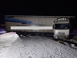 Na Pelhřimovsku boural kamion, jeho řidič se zranil. Dopravu v místě řídili policisté
