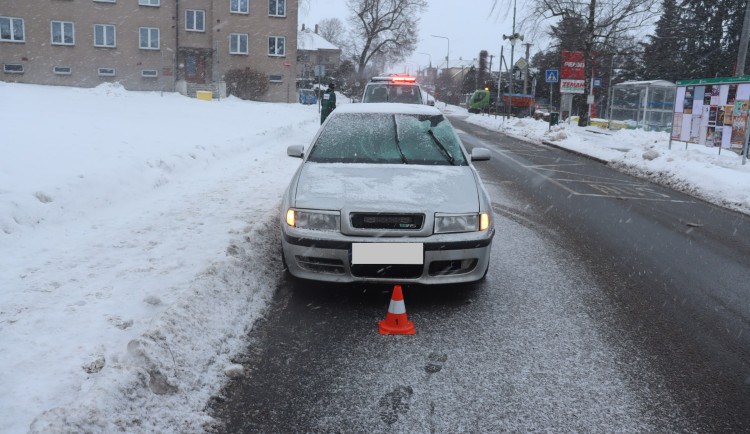 Hledáme svědky středeční nehody v Chotěboři, vyzývají policisté. Auto tam srazilo chodkyni