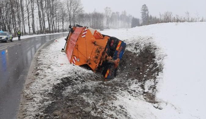 Na Jihlavsku se srazilo osobní auto se sypačem, místem teď neprojedete. Oba řidiči se zranili 