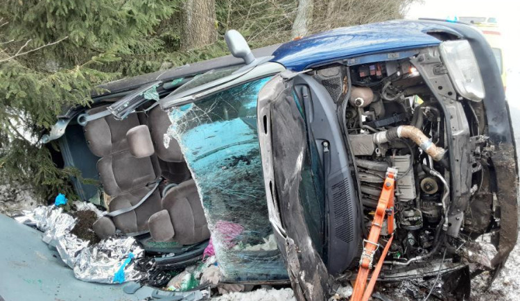 Na Havlíčkobrodsku skončilo osobní vozidlo v příkopu, silnice u Leštiny je neprůjezdná