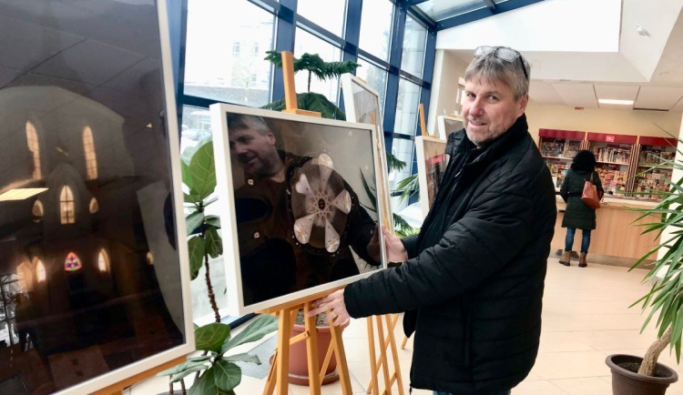 Výstava ve foyer pavilonu chirurgických oborů novoměstské nemocnice.