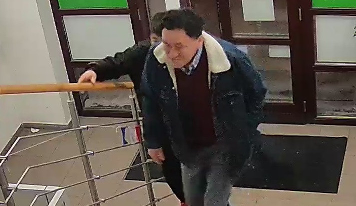 Policie řeší zranění opilého muže na schodišti v Jihlavě a hledá dvojici mužů na fotce