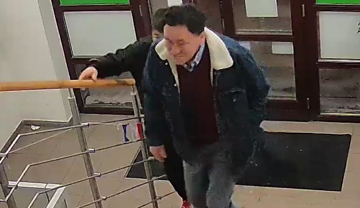 Policie řeší zranění opilého muže na schodišti v Jihlavě a hledá dvojici mužů na fotce 