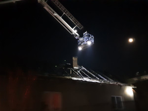 Na Havlíčkobrodsku hořel rodinný dům a stodola, škoda je 1,3 milionu. Zasahovalo devět hasičských jednotek