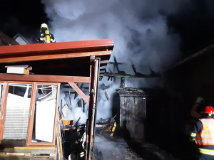 Na Havlíčkobrodsku hořel rodinný dům a stodola, škoda je 1,3 milionu. Zasahovalo devět hasičských jednotek