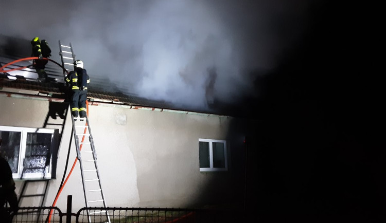 Na Havlíčkobrodsku hořel rodinný dům a stodola, škoda je 1,3 milionu. Zasahovalo devět hasičských jednotek
