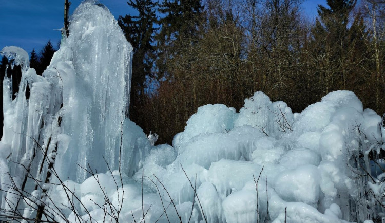 FOTO: Takhle kouzlí mráz, voda, led a slunce. Nádherné krápníky najdete v Lovětíně, ve Lhotce a v Řídelově