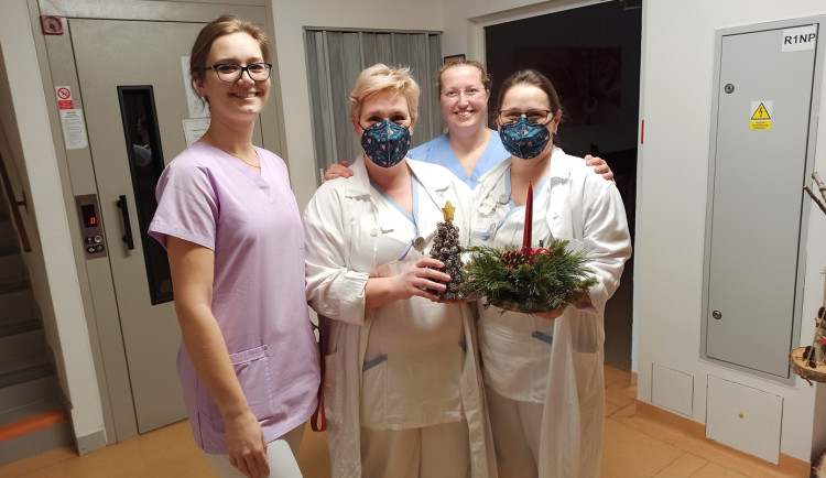 Seniory z domova na Lesnově, které trápí nehojící se rány, jezdí ošetřovat speciálně vyškolené sestřičky