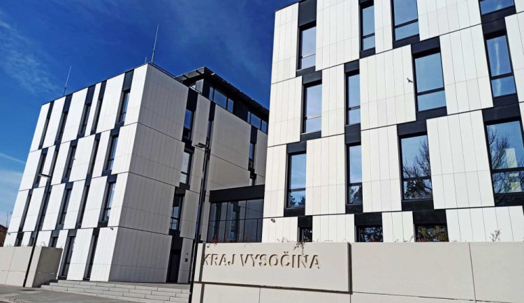 PŘEHLED: Novou administrativní budovu v Jihlavě již obývají krajští úředníci. Které odbory tam najdeme?