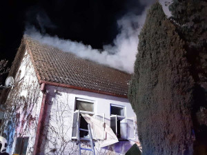V Jezdovicích v noci hořel rodinný dům. Jeho obyvatel skončil v nemocnici