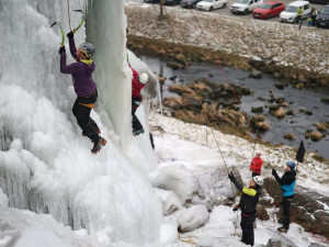 FOTO: Ve Víru na Žďársku se díky mrazům pro lezce znovu otevřela umělá stěna. Podívejte se