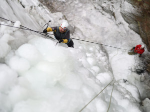 FOTO: Ve Víru na Žďársku se díky mrazům pro lezce znovu otevřela umělá stěna. Podívejte se