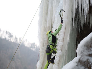 FOTO: Ve Víru na Žďársku se díky mrazům pro lezce znovu otevřela umělá stěna. Podívejte se