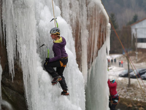 FOTO: Ve Víru na Žďársku se díky mrazům pro lezce znovu otevřela umělá stěna. Podívejte se