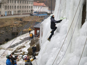 FOTO: Ve Víru na Žďársku se díky mrazům pro lezce znovu otevřela umělá stěna. Podívejte se