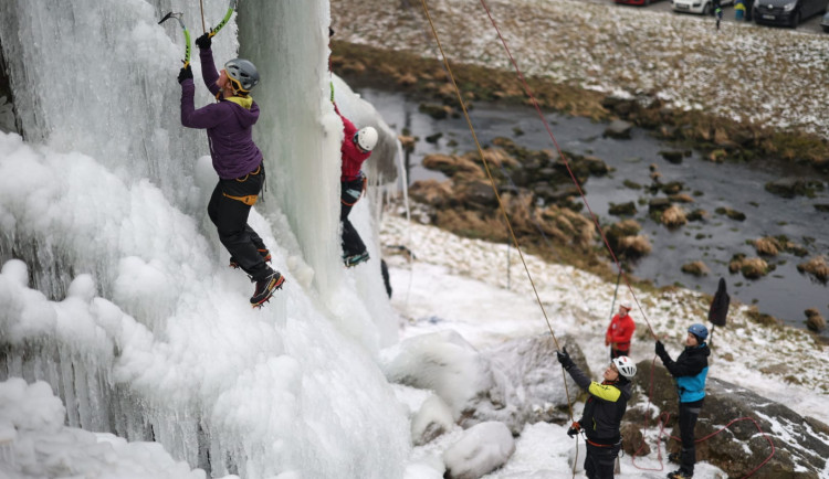 Ve Víru na Žďársku se díky mrazům pro lezce znovu otevřela umělá stěna.