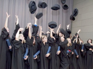 Vydejte nové diplomy absolventům, kteří si změnili pohlaví, navrhují univerzitám poslanci