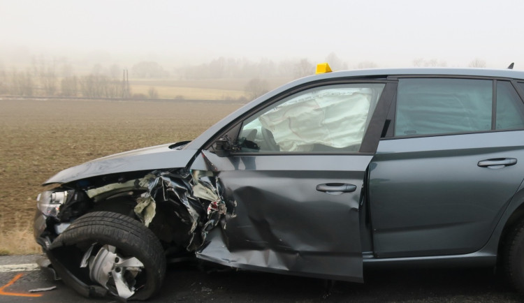 Výsledkem nehody mezi Batelovem a Cerekví jsou dva zranění lidé. Řidič nadýchal 1,5 promile