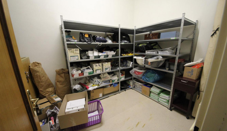 Ilustrační foto, sklad se ztracenými věcmi na jihlavském magistrátu