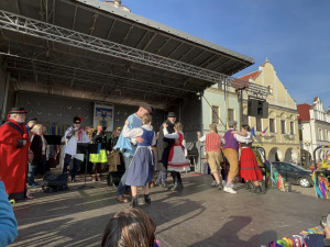 FOTO: Masopust v Pelhřimově se konal v neobvyklou dobu. Ochutnávala se čtyřmetrová tlačenka