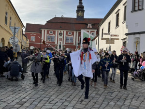 FOTO: Masopust v Pelhřimově se konal v neobvyklou dobu. Ochutnávala se čtyřmetrová tlačenka