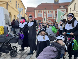 FOTO: Masopust v Pelhřimově se konal v neobvyklou dobu. Ochutnávala se čtyřmetrová tlačenka