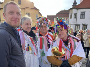 FOTO: Masopust v Pelhřimově se konal v neobvyklou dobu. Ochutnávala se čtyřmetrová tlačenka