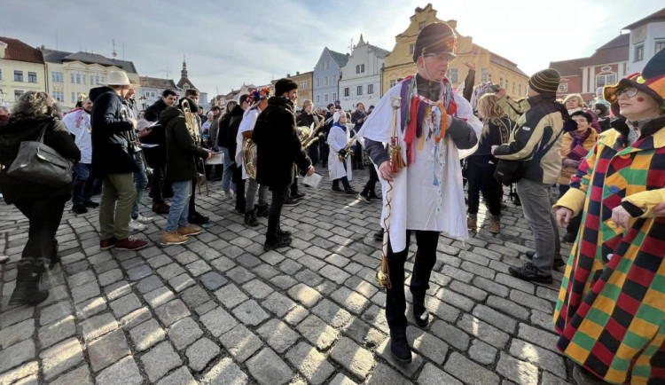 Masopust v Pelhřimově se konal v neobvyklou dobu. Ochutnávala se čtyřmetrová tlačenka