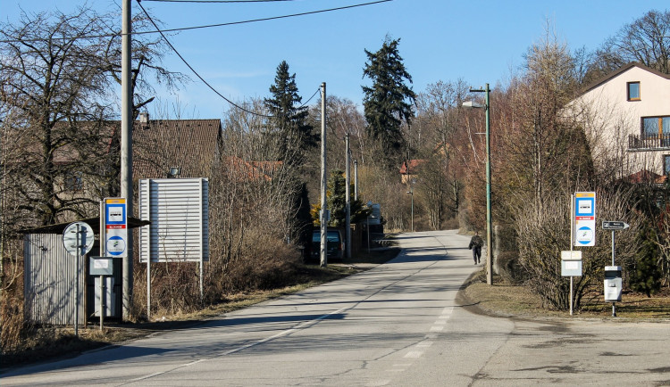 Pěšky ke krematoriu již brzy bezpečněji. Přibudou chodníky i veřejné osvětlení, zrekonstruují se i zastávky