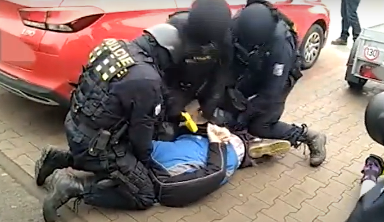 Policisté našli dům hrůzy. Muži uvnitř drželi a umlátili uneseného mladíka