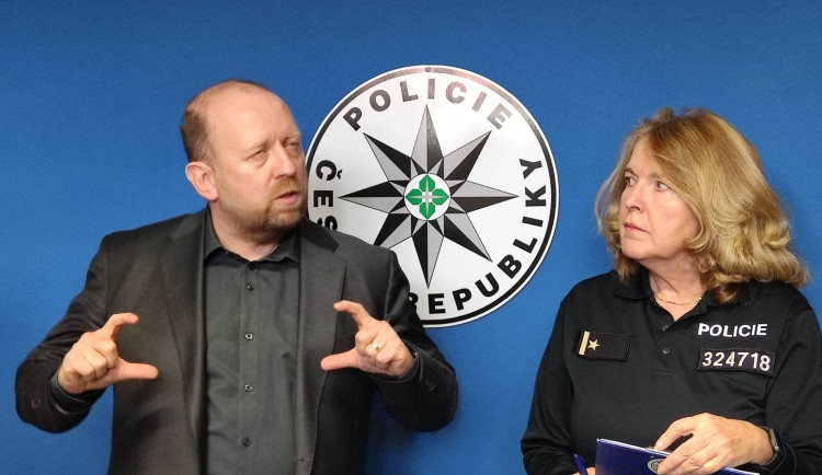 Pavel Kubiš, vedoucí odboru obecné krajské kriminality Krajského ředitelství policie kraje Vysočina a Dana Čírtková, policejní tisková mluvčí