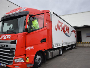 Mouka, rýže, olej, výživa pro děti. Vysočina na Ukrajinu posílá třicet palet trvanlivých potravin