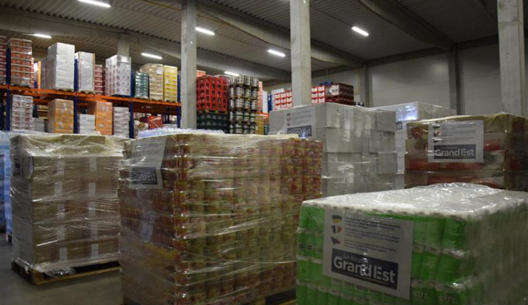 Mouka, rýže, olej, výživa pro děti. Vysočina na Ukrajinu posílá třicet palet trvanlivých potravin