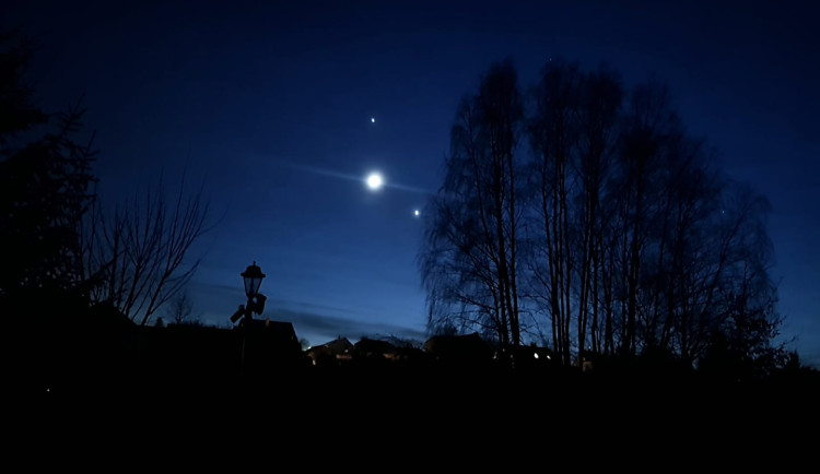 Středeční konjunkce Měsíce, Venuše a Jupiteru na Pelhřimovsku