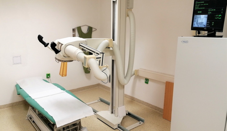 Pacientům s onemocněním ostruhy patní kosti v Pelhřimově pomáhá speciální přístroj. Ozáření trvá minutu