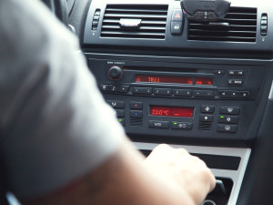 Muž v Jihlavě dostatečně nezajistil nákladní auto, to se rozjelo. Narazilo do značky a parkovacího automatu