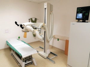 Pacientům s onemocněním ostruhy patní kosti v Pelhřimově pomáhá speciální přístroj. Ozáření trvá minutu