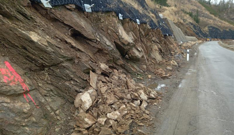 Uzavřeno! Po silnici mezi Dalečínem a Unčínem teď řidiči neprojedou, důvodem je nestabilní svah