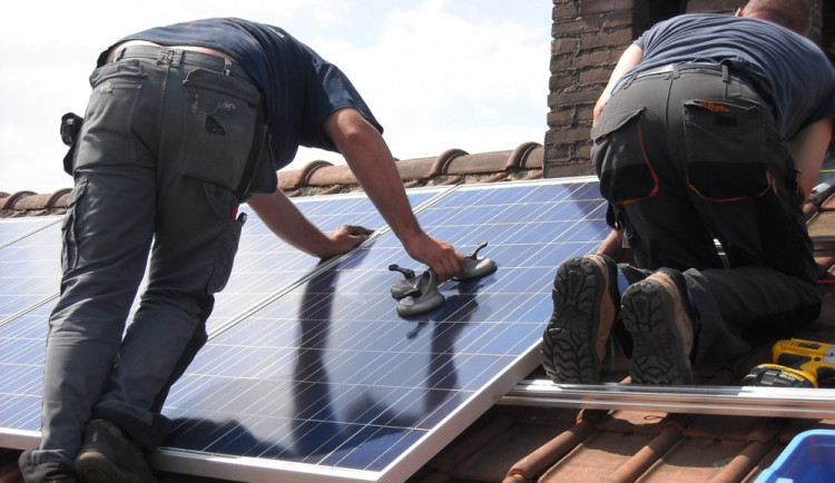 Vysočina chce mít fotovoltaické panely na třech objektech. Třeba na domově důchodců a na budově úřadu