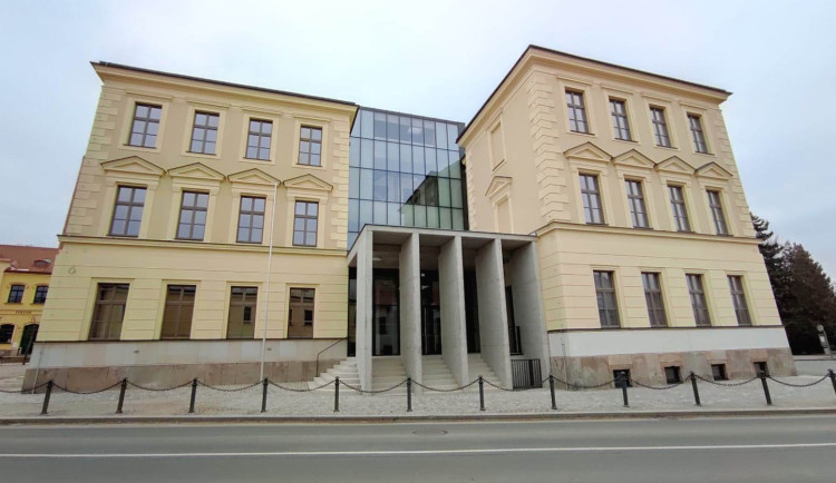 Náměstí v Třešti opět zdobí ikonická budova. Nahlédněte dovnitř opravené a dnes požehnané ZUŠ