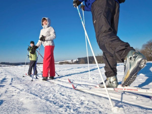 Na Vysočině se lyžuje na šesti svazích, i na novoměstském Harusově kopci. V Jihlavě si užijí také běžkaři