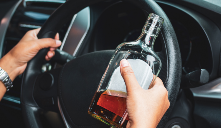 Je tohle možné? Slovák bez řidičáku si během jízdy na dálnici dopřával rum s colou, nadýchal skoro čtyři promile