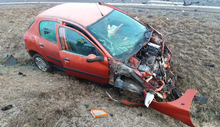 U Velkého Beranova ráno bourala dvě osobní auta. Jeden člověk se zranil a skončil v péči lékařů