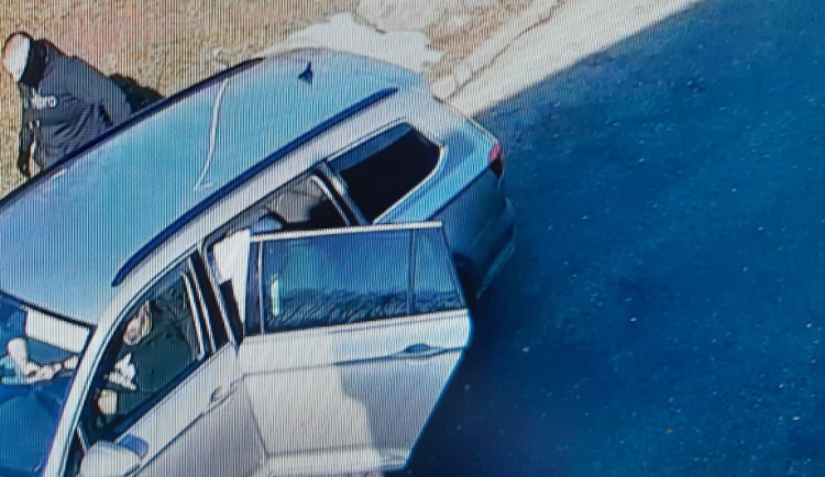 Čtyři muži ukradli na benzince cigarety za 70 tisíc. Podívejte se na jejich zadržení na D1