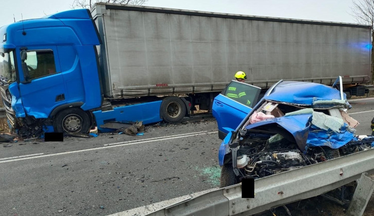 Smrtelná nehoda u Vílance. Řidič v autě nepřežil střet s náklaďákem, místo je průjezdné kyvadlově