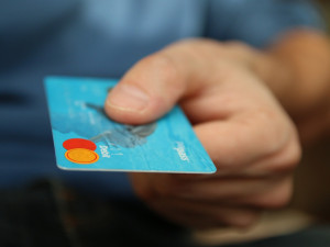 Muž sebral platební kartu svému kolegovi, pak s ní opakovaně platil na jihlavském nádraží