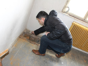 Starosta Zdeněk Dvořák u sondy, která odhalila špatný stav podlah